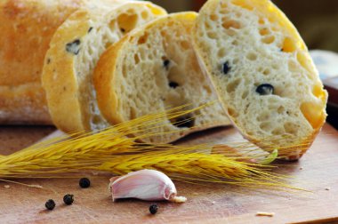 geleneksel ekmek zeytin ile yakın çekim. sığ dof