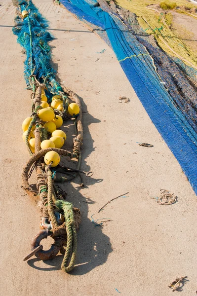 漁網をトロールし 桟橋の乾燥に取り組む — ストック写真
