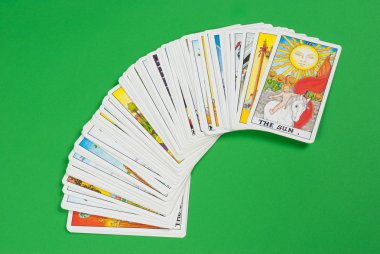 Yeşil tablo üzerinde Fanlı tarot destesi