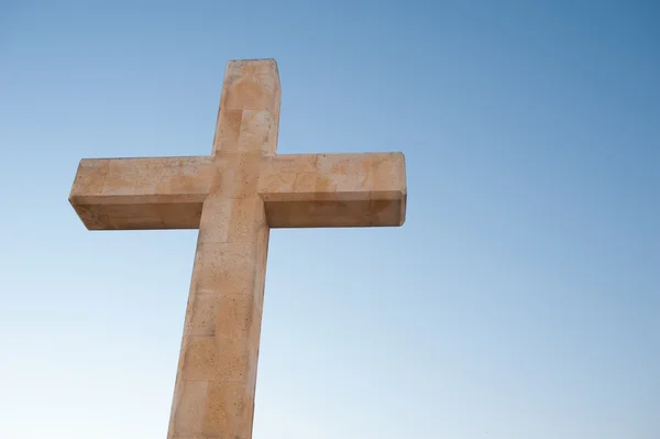 Enorme Monumento Croce Pietra Contro Cielo Sera — Foto Stock