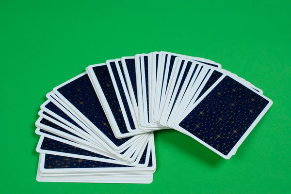 Dek Van Tarotkaarten Woeien Uit Een Groene Tafel — Stockfoto