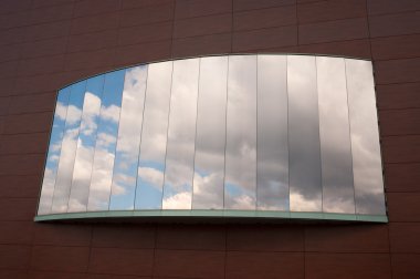 ventana espejado convexa de una fachada de madera