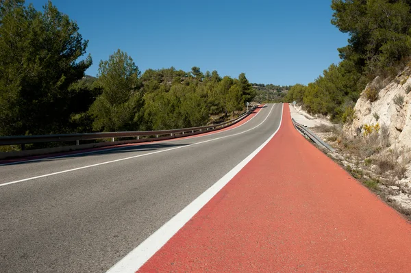 优美的乡村公路与一辆红色的自行车巷 — 图库照片