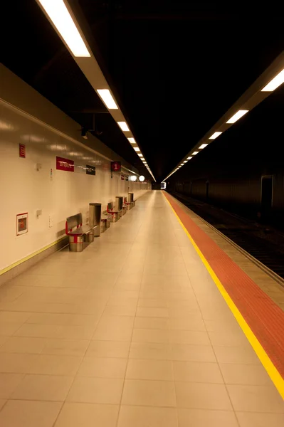 Piattaforma Della Stazione Ferroviaria Sotterranea Con Punto Fuga Lontano — Foto Stock