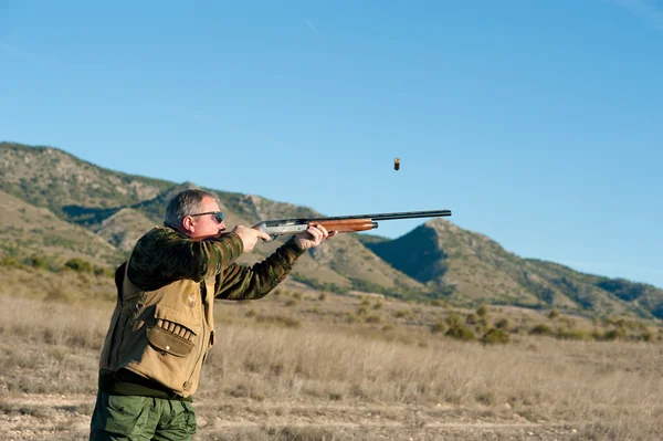 Hunter Ação Apontando Disparando Seu Rifle — Fotografia de Stock