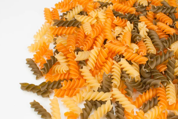 色とりどりの生 Rotini 食品背景のヒープ — ストック写真