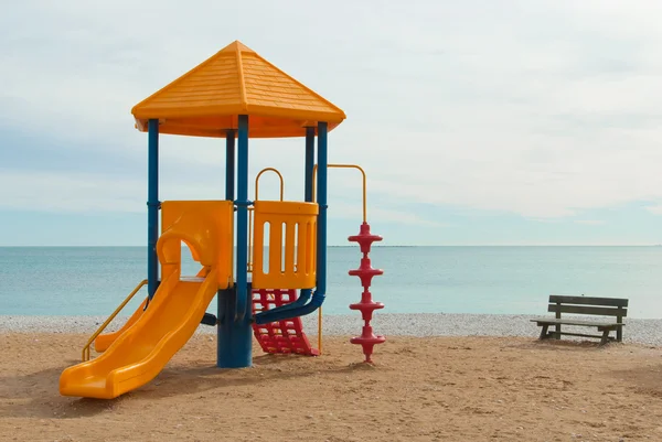 Scivolo su un parco giochi sulla spiaggia — Foto Stock