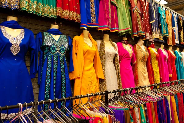 Saris en el mercado callejero — Foto de Stock