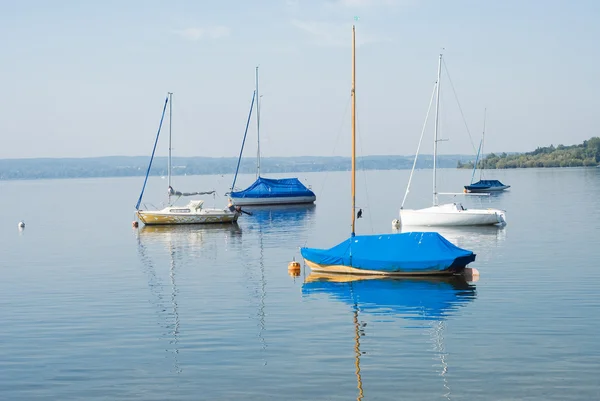 Sakin göl kenarında tekneler — Stok fotoğraf