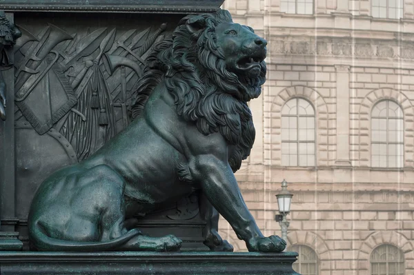 Lion på monument av maximilian joseph — Stockfoto