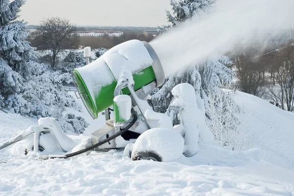Canhão de neve em ação — Fotografia de Stock