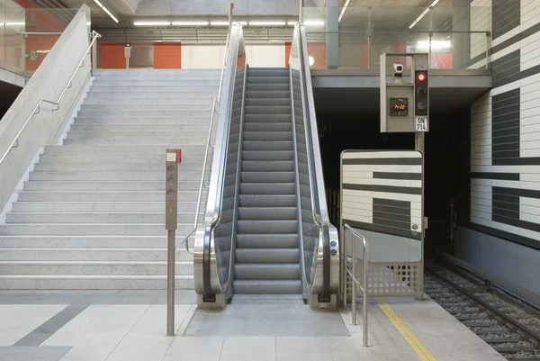 Escaleras mecánicas en un lugar público —  Fotos de Stock
