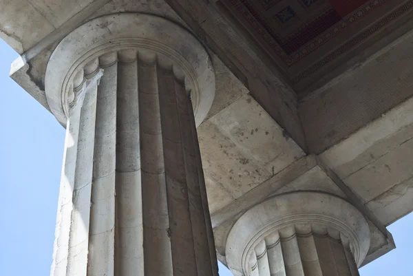 Två klassiska grekiska kolonner — Stockfoto