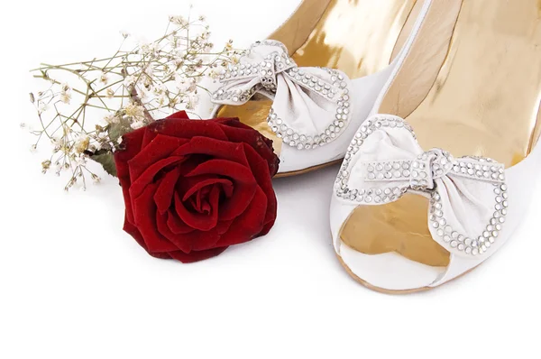 Свадебные туфли и розы — стоковое фото
