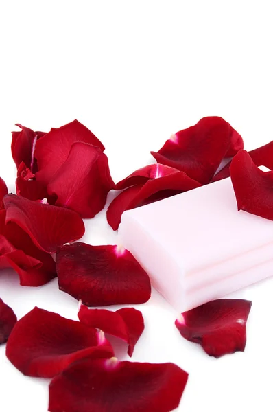 Rosa Seife mit Rosenblättern — Stockfoto