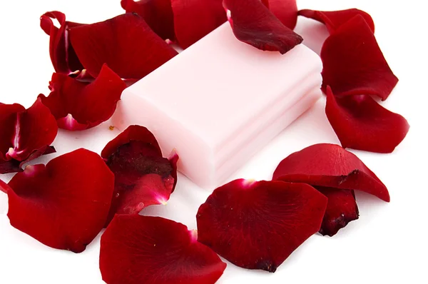 Roze zeep met rozenblaadjes — Stockfoto