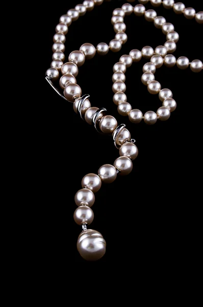 Кольє з білих перлів на чорному — стокове фото