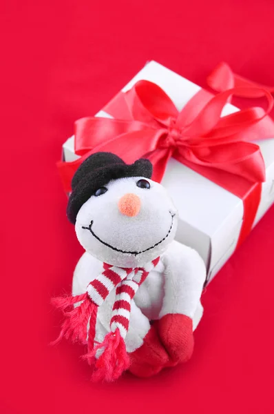 Snowman and giftbox — Stock Photo, Image