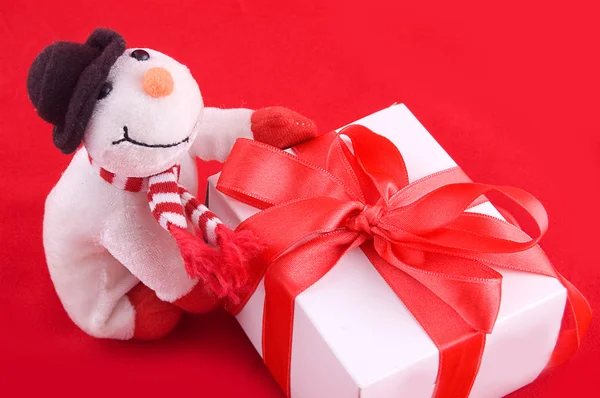 Bonhomme de neige et boîte cadeau — Photo