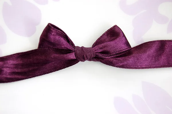 Card with violet bow — Stock Photo, Image