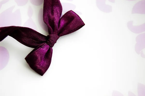 Carta con fiocco viola — Foto Stock