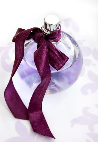 Фіолетова пляшка парфуму — стокове фото