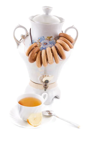 Samovar a tea cup s rohlíky — Stock fotografie