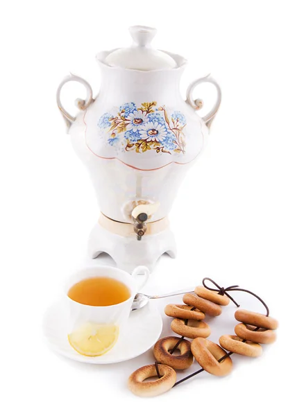 Samovar y taza de té con rosquillas —  Fotos de Stock