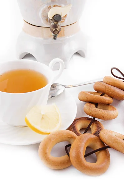 Самовар и чашка чая с бубликами — стоковое фото