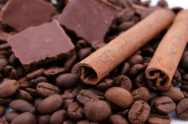 Kaneel stokken koffiebonen en chocolade — Stockfoto