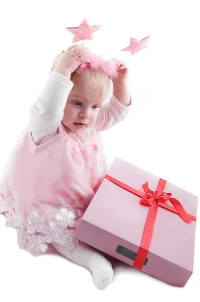 Meisje van de baby in roze jurk met doos van de gift — Stockfoto