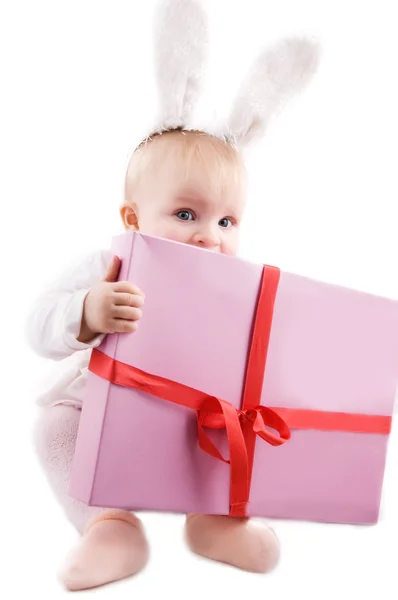 Bebé en traje de conejo con regalo — Foto de Stock