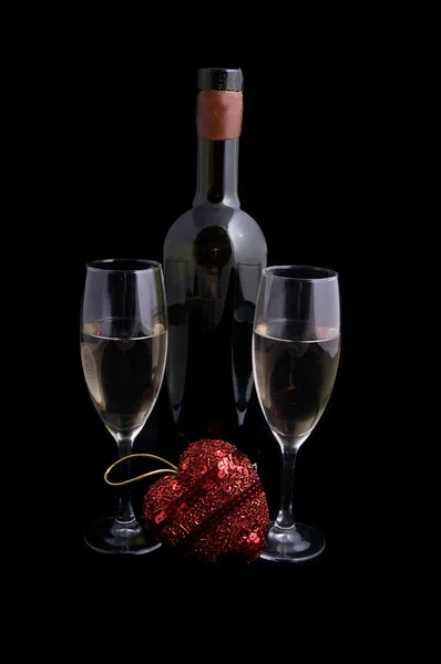 लाल दिल के साथ सफेद शराब की बोतल और चश्मा — स्टॉक फ़ोटो, इमेज