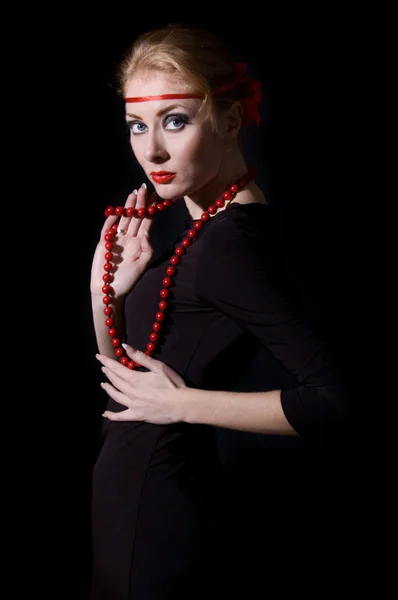 Žena šaty retro styl a červený náhrdelník — Stock fotografie
