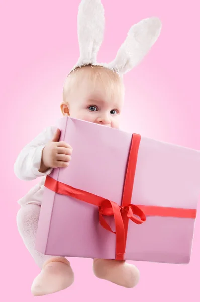 Ребенок Костюме Зайчика Подарком Розовом — стоковое фото