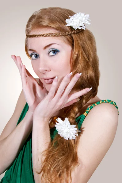赤毛の女性彼女の顔に触れる緑のドレスで — ストック写真