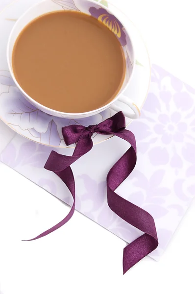 杯のカプチーノ空白メモと紫色のリボン — ストック写真