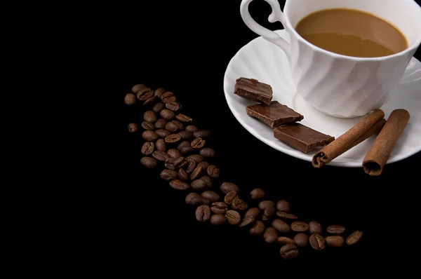 Kopje Cappuccino Koffie Bonen Kaneel Chocolade Zwart — Stockfoto