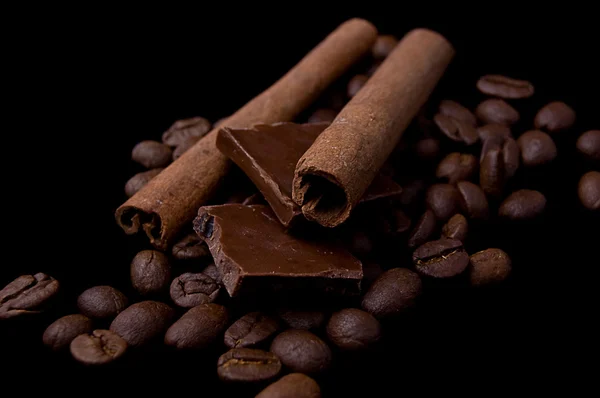 Cannella Bastoni Sopra Chicchi Caffè Cioccolato Nero — Foto Stock