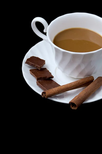 Чашка капучино, корицы и шоколада — стоковое фото
