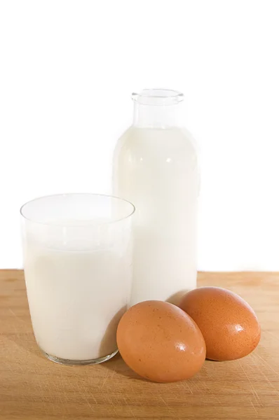 Ovos e leite em vidro e garrafa — Fotografia de Stock