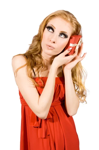 Mulher Vestido Vermelho Segurando Caixa Presente Branco — Fotografia de Stock