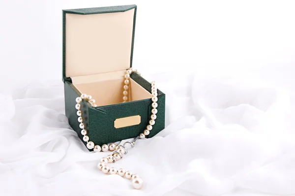 ホワイト ボックスで真珠のネックレス — ストック写真