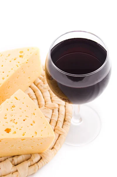Rew Weinglas Und Käse Auf Sennit Über Weiß — Stockfoto