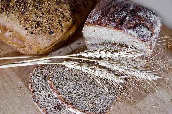 Cały Chleb Wycinki Pszenicy Desce — Zdjęcie stockowe