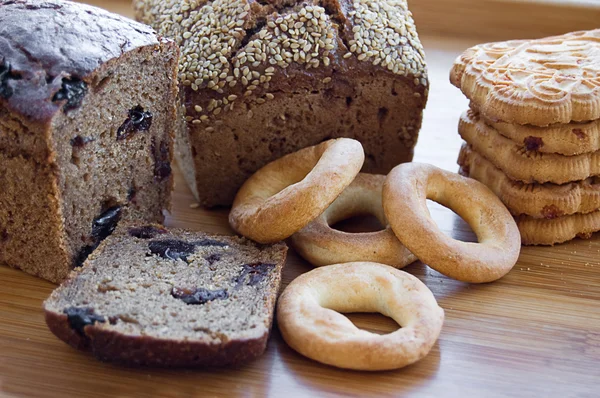 Bröd Med Sesamfrön Och Plommon Bagels Och Kex — Stockfoto