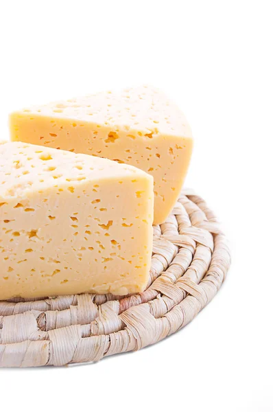 Etwas Käse Auf Wattiertem Brett Auf Weißem Grund — Stockfoto