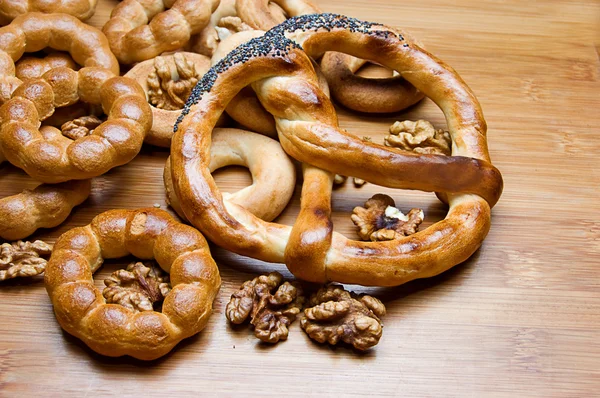 Bagels and knot-shaped biscuits — Stock Photo, Image