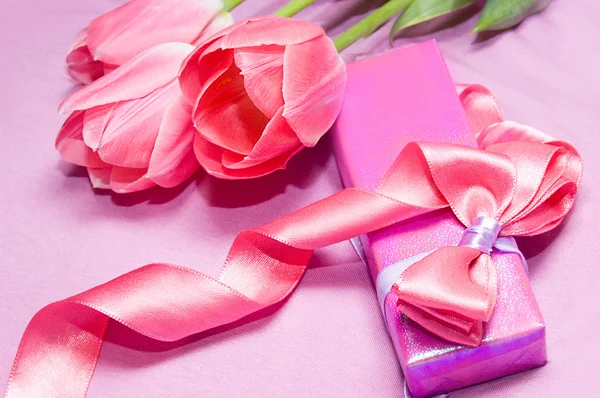 Tulipanes y caja de regalo con cinta — Foto de Stock