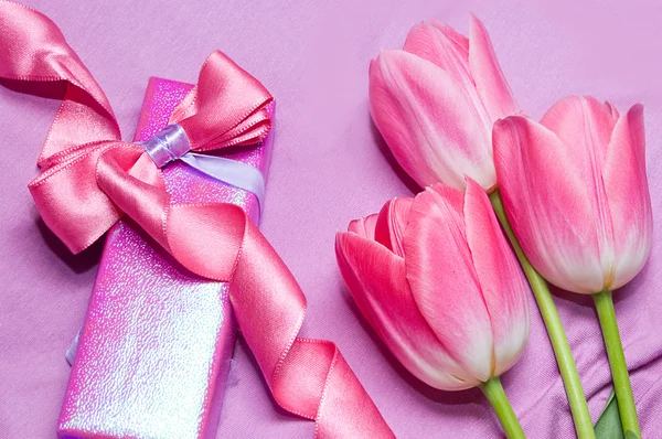Tulpen und Geschenkbox mit Schleife — Stockfoto